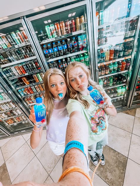 Preppy Pictures Of People, Preppy Duo Pfp, Best Friends Preppy, Gas Station Pictures, Preppy Finds, Friends Preppy, Station Pictures, Pfp Preppy, Preppy Pictures