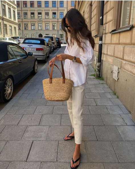 Nude Sandals Outfit, Spring Attire, French Girl Chic, Parisian Chic Style, Living In London, Fall Trends Outfits, Nude Sandals, Sandals Outfit, Shades Of White