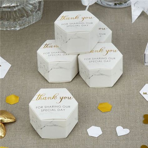 Favor Boxes Wedding, Diy Favors, Wedding Favor Table, Hexagon Wedding, Boxes Diy, Gold Wedding Favors, Creative Wedding Favors, Favour Boxes, Cheap Favors