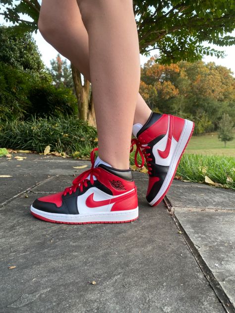 Air Jordan 1 Mid Outfit Women Red, Red Jordans Outfit For Women, Air Jordan 1 Mid Outfit Women, Bred Outfits, Air Jordan 1 Mid Outfit, Air Jordan 1 Mid Red, Jordan 1 Mids, Red Jordans, Jordan Outfit