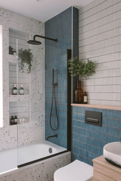 Small Main Bathroom Ideas Layout, Bathrooms With Concrete Countertops, Tiled Bathroom Renovation, Small Renovated House, Bathroom Smart Ideas, Small Space Shower Ideas, Bathroom Remodel Mid Century Modern, Small Bathroom Apartment Ideas, Modern Small Bathroom Designs