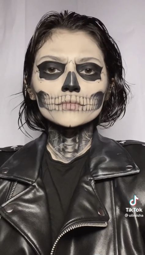 Haunted House Makeup, Skull Face Makeup, Skeleton Face Paint, Skull Makeup Tutorial, Skull Face Paint, Vampire Bride, Skeleton Face, Hot Halloween Outfits, Skeleton Makeup