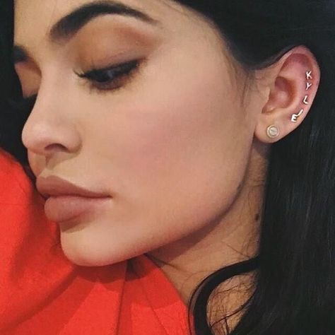 Kylie Jenner Earrings, Initial Earrings Studs, Faux Piercing, Gold Ear Jacket, Cute Ear Piercings, Hammered Hoop Earrings, Ear Jacket Earring, Initial Earrings, King Kylie