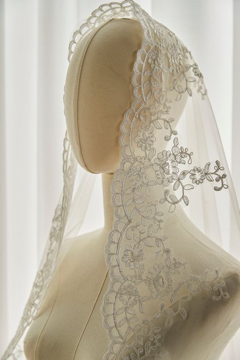 Elegant venice lace veil, it is made with scallop venice lace and soft tulle which allowing your dress to see through. The pattern is designed with delicate scalloped floral and leaf lace edge.  Brides can wear the veil in mantilla or drop style.  A sewn metal comb is on it. Please contact us if you do not need it. ➤We use soft tulle (with small holes) for the veils. If you need the tulle to be stiff (with bigger holes, more see-through), please leave a message when you order it, thank you! ➤Abo Beaded Lace Veil, Lace Trim Wedding Veil, Vintage Lace Veil, Mantilla Veil Wedding Spanish Style, Spanish Veil Wedding, Veils Bridal Lace, Unique Veils Wedding, Nikkah Veil, Mantilla Veil Hairstyle