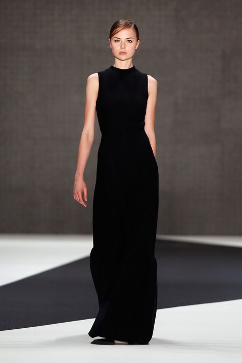 Look 10: Mantis Dress Long Black Dress Outfit Formal, Classic Black Dress Formal, Long Simple Black Dress, Simple Black Dress Classy, Minimalism Style Outfits, Simple Chic Outfits Minimal Classic, Elegant All Black Outfit, Formal Black Dress Long, Long Dress Simple