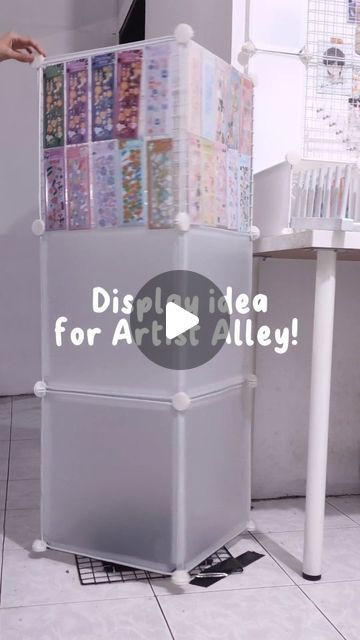 Painting Vendor Display, Diy Craft Display Ideas, Display Market Ideas, Artist Alley Display Ideas Tips, Artist Alley Print Display, Information Booth Display Ideas, Popup Shop Table Display Ideas, Artist Alley Setup, Print Display Ideas