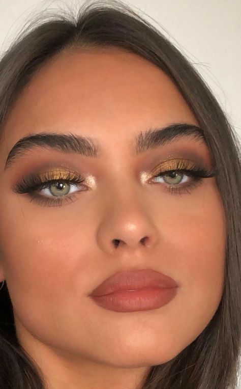 Night Club Makeup Looks, Brown Gold Makeup, Yellow Dress Makeup, Thanksgiving Makeup Looks, Makeup Neutral, Thanksgiving Makeup, Ball Makeup, Gold Smokey Eye, Going Out Makeup