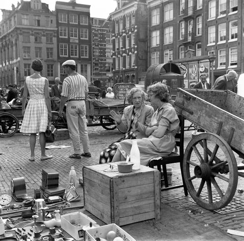 1961. A view of the Waterlooplein flea market in Amsterdam seen towards the entrance of the Zwanenburgwalstraat. Waterlooplein is a square in the center of Amsterdam, near the Amstel. The square was created in 1882 when the Leprozengracht and Houtgracht canals were filled in. In 1893 the square became a daily marketplace. The market currently has some 300 stalls and is open every day except Sunday. Photo Stadsarchief Amsterdam / Henk Daniëls. #amsterdam #1961 #Waterlooplein #Zwanenburgwalstraat Amsterdam City Centre, Amsterdam Holland, I Amsterdam, Old Dutch, New Amsterdam, Amsterdam City, Famous Photographers, Amsterdam Netherlands, Life Pictures