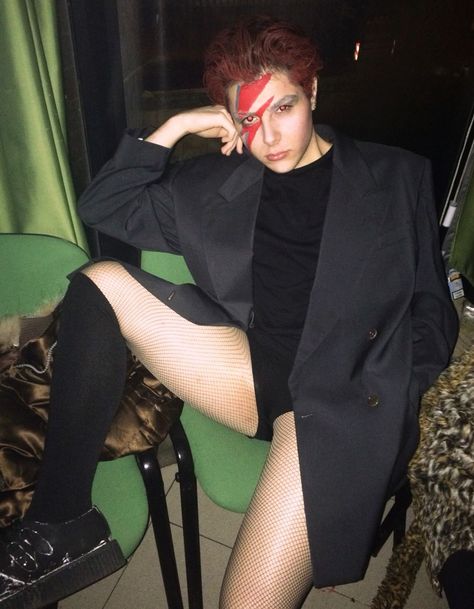 Diy David Bowie Costume, Female David Bowie Costume, Masc Halloween Outfit, Masc Costumes, David Bowie Cosplay, Masc Halloween Costumes Ideas, Bowie Halloween Costume, David Bowie Halloween Costume, David Bowie Outfits