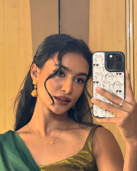 Mirror selfies on and off Phone cover: @toclosetofficial Desi Hairstyles, Rida Tharana, Brown Lipstick Shades, Ethnic Aesthetic, Desi Vibes, Light Makeup Looks, Simple Saree Designs, Traditional Hairstyle, Flower Photoshoot