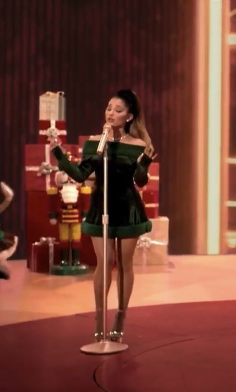 Ariana Grande Santa Outfit, Ariana Grande Christmas Outfits, Ariana Grande Outfits 2022, Christmas Performance Outfit, Ariana Christmas, Feed Planning, Adriana Grande, Female Icon, Sabrina Carpenter Outfits