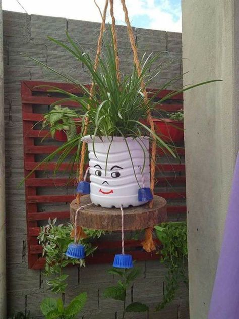 Diy Backyard Decor, Plastic Bottle Art, Flower Pot Crafts, Garden Decor Projects, Diy Flower Pots, Garden Crafts Diy, Diy Bottle Crafts, Garden Art Crafts, Garden Yard Ideas