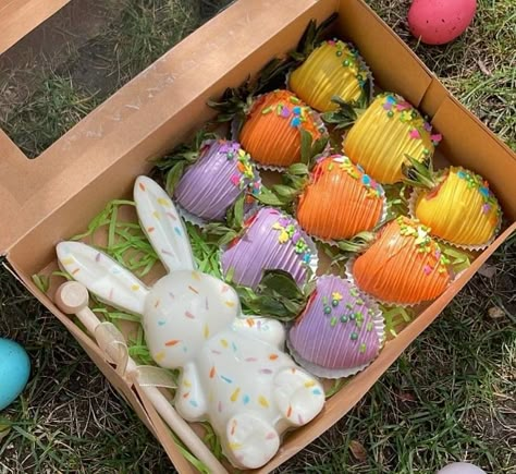 Easter Chocolate Covered Treats, Easter Dipped Strawberries, Easter Breakable Heart, Easter Dessert Boxes, Easter Berries, Chocolate Covered Treats Ideas, Easter Treats To Sell, Easter Strawberries, Chocolate Strawberry Ideas