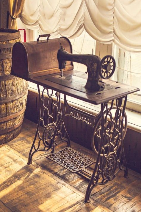 Old Fashioned Sewing Machine, Victorian Sewing Machine, Old Machines Vintage, Vintage Sewing Machine Aesthetic, Dark Academia Sewing Room, Antique Sewing Room, Vintage Antique Decor, Singer Sewing Machine Ideas, Vintage Sewing Machine Table