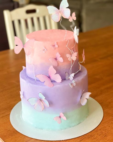 Butterfly Baby Shower Cake, Butterfly Theme Cake, Ombré Cake, 5th Birthday Girls, Happy Anniversary Cakes, Butterfly Birthday Cakes, Chocolate Cake Designs, Birthday Snacks, Butterfly Cake Topper