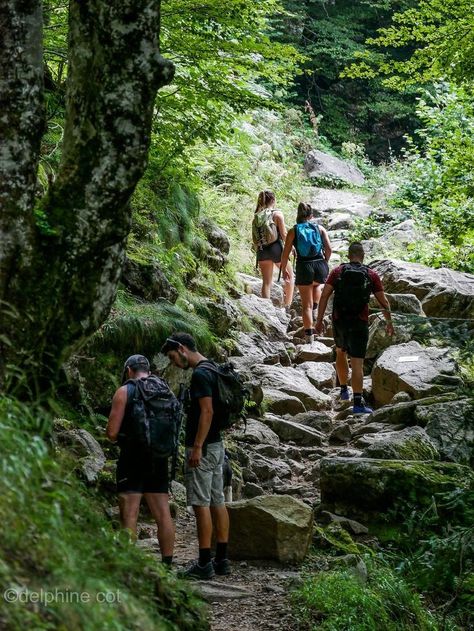 School Trip Aesthetic, Places To Go With Friends, Aesthetic Mountains, Hiking Bags, Hiking Pics, Hiking Photos, Spring Camping, Mountains Aesthetic, Boots Outfits