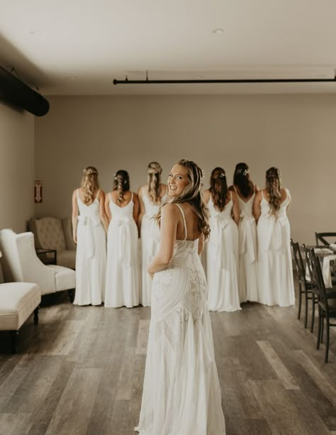 Bridesmaid First Look, Before Wedding Pictures, Bride And Bridesmaid Pictures, Bridesmaid Poses, Wedding Photo List, Bridesmaid Pictures, Wedding Day Pictures, Bridal Parties Pictures, Bridesmaid Photoshoot