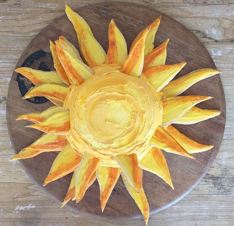 Sun Cake Decoration, Fun In The Sun Birthday Cake, Sun Shaped Cake, Sun Cake Ideas, Sun Cake Birthday, Birthday Cake Sun, Sun Themed Cake, Sun Themed Food, Sun Cupcakes