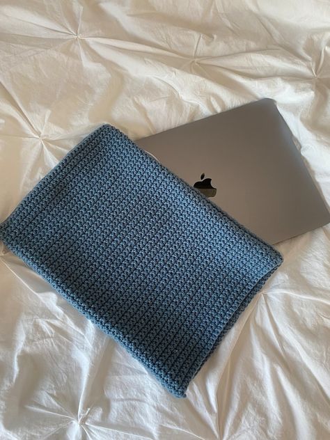 Mi Mitrika Crocheted a Classy Laptop Sleeve and You Can Too! - KnitHacker Crochet Computer Sleeve, Crochet Laptop Cover, Crochet Laptop Sleeve, Crochet Laptop Case, Quick Crochet Projects, Crochet Unique, Computer Sleeve, Basic Crochet, Crochet Circles