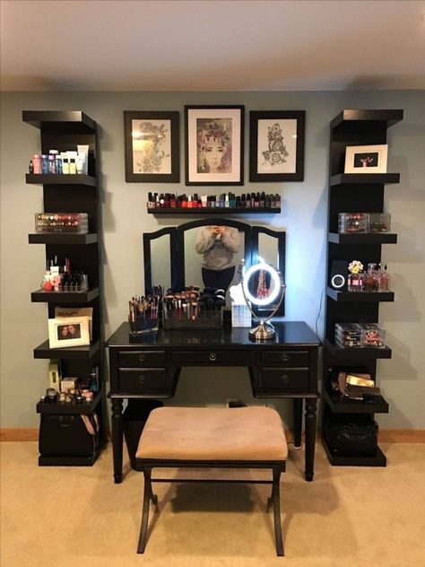 Makeup Vanity Black, Black Desks, Makeup Room Design, Vanity Setup, Black Room Decor, Mirror Decor Ideas, Makeup Vanities, Vanity Black, Makeup Room Decor