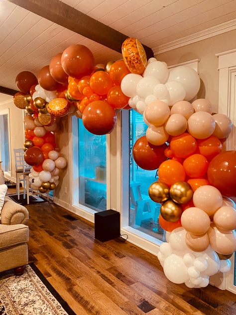 Disco Theme Party, Birthday Decorations At Home, Sweet 16 Themes, Orange Birthday, Fall Birthday Parties, New Year's Party Decorations, Orange Balloons, Orange Party, Prom Decor