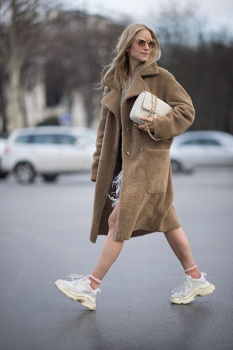 STYLECASTER | Dad Sneakers Street Style | Dad Sneakers Outfit | How to Wear Dad Sneakers Mom Trends, Fashion Trend Inspiration, How To Wear Sneakers, Sneaker Outfits, Sparkly Prom Dresses, Sneakers Fashion Outfits, Sneakers Street Style, Dad Sneakers, Fashion Trends Winter