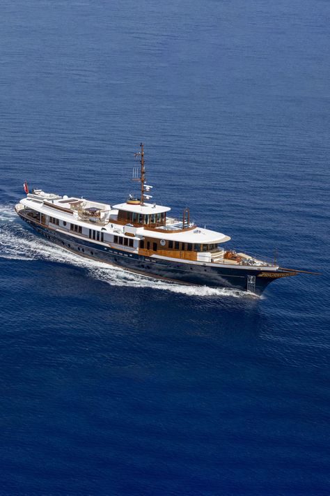 Expedition Yachts, Classic Yachts For Sale, Modern Yacht, Vintage Yacht, Trawler Yacht, Azimut Yachts, Sky Lounge, Explorer Yacht, Yacht Model