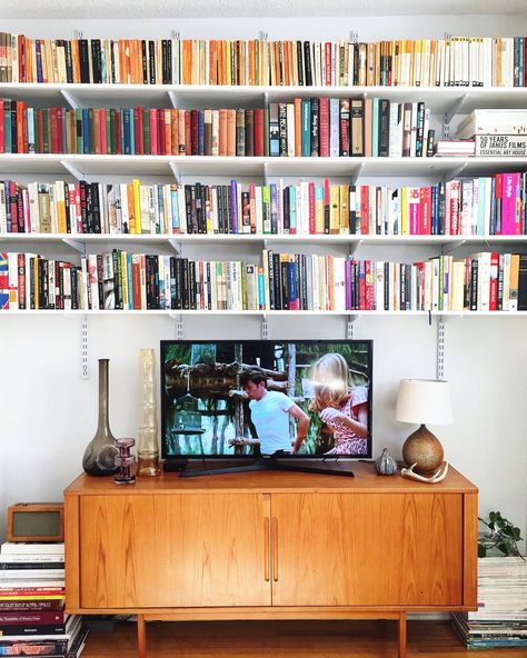 This Canadian Couple’s Toronto Home Is Filled With Vibrant Art and Old Records Colorful Bookshelves, Diy Shelves Bedroom, Diy Shelves Ideas, Bookshelf Tv, Diy Bookshelves, Bookshelves With Tv, Diy Bookshelf, Bookshelf Design, Floating Shelves Diy