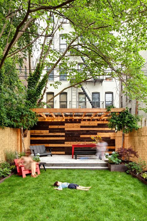 20 Small And Gorgeous Backyard Ideas In The City | Home Design And Interior City Backyard Ideas, Landscaping 101, City Backyard, Brooklyn Backyard, Provence Garden, Urban Backyard, Urban Landscape Design, Small Backyard Gardens, Big Garden