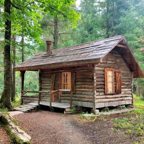 Simple Log Cabin, Simple Home Decor Ideas, Cabin Designs, Off Grid Survival, Old Cabins, Log Cabin Living, Timber Frame House, Cabin Rustic, Cabin Retreat