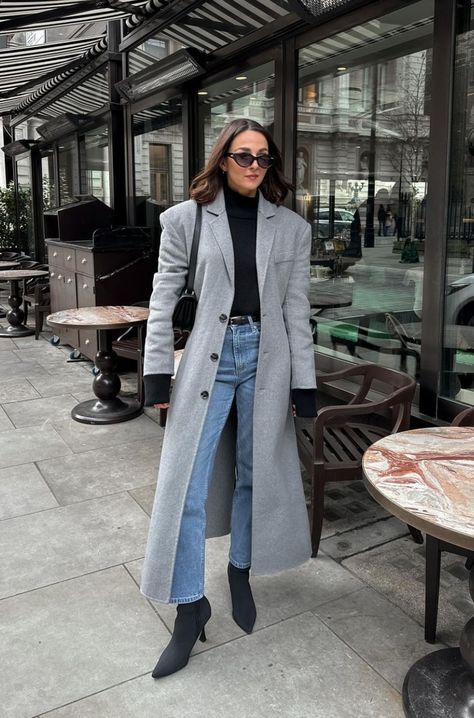 Grey Dress Coat Outfit, Grey Long Jacket Outfit, Grey Wool Coat Outfit Winter, Outfits Saco Gris, Long Grey Jacket Outfit, Grey Trench Coat Outfit Winter, Gray Long Coat Outfit, Gray Peacoat Outfit, Grey Winter Coat Outfit