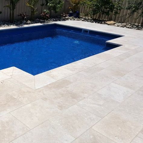 Why is Travertine Used for a Pool Deck? Tiles Around Pool, Pool Deck Ideas Inground, Pool Deck Tile, Stone Pool Deck, Travertine Pool Decking, Travertine Deck, Pool Paving, Pool Pavers, Florida Pool