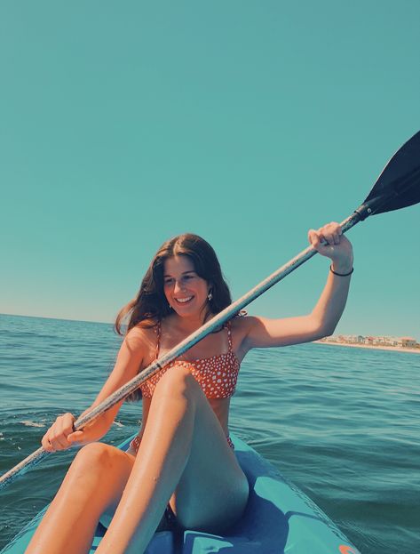 Kayak Pictures Ideas Instagram, Kayaking Photoshoot, Kayaking Poses, Kayak Photoshoot Ideas, Sacramento Outfits, Kayak Pictures Ideas, Kayak Pose, Kayaking Pictures, Kayak Aesthetic