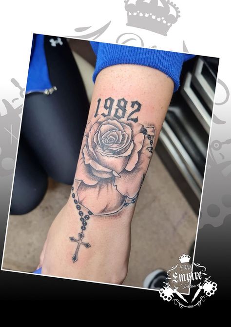 Arm Hand Tattoo, Hand Tattoo Women, Rose Rosary, Date Tattoo, Empire Tattoo, Rosary Tattoo, Date Tattoos, Tattoo Women, Piercing Ideas