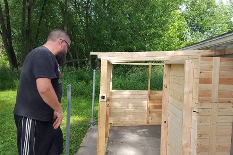 Can You Put A Chicken Coop On Concrete? (Pros and Cons!) - Clever Pet Owners Chicken Coop Concrete Floor, Chicken Coop With Concrete Floor, Concrete Floor Chicken Coop, Concrete Chicken Coop, Chicken Enclosure, Chicken Pecking, Walk In Chicken Coop, Chicken Coop Garden, Clean Concrete