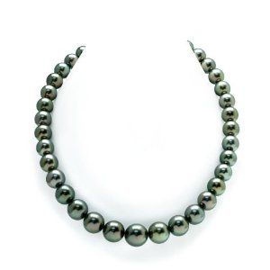 Tahitian Pearls.  Love love LOVE them. Peacock Feather Jewelry, Peacock Jewellery, Green Necklaces, Necklaces Green, Tahitian Pearls Jewelry, Green Jewellery, South Sea Pearl Necklace, Peacock Jewelry, Single Pearl Necklace