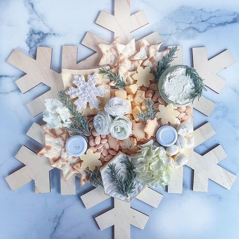 Winter Wonderland Finger Foods, Frozen Charcuterie Board, Snow Themed Food, Winter Wonderland Appetizers, Winter Wonderland Snack Ideas, Winter Wonderland Charcuterie Board, White Themed Charcuterie Board, White Food Board, White Charcuterie Board