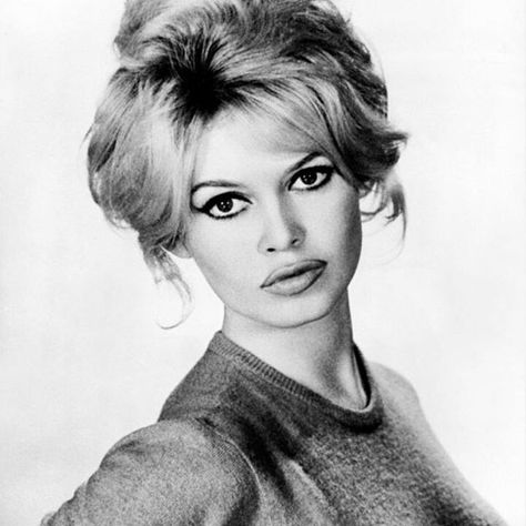 Brigitte Bardot photographed by Sam Levin, 1959. I love her natural lips and big brown eyes   #brigittebardot  #brigitte #bardot #bb  #vintage  #samlevin  #1950s #50s #fifties Bardot Hair, Bridgette Bardot, Jean Shrimpton, Bridget Bardot, Beauty Icons, Natural Lips, Brigitte Bardot, White Photo, Classic Beauty