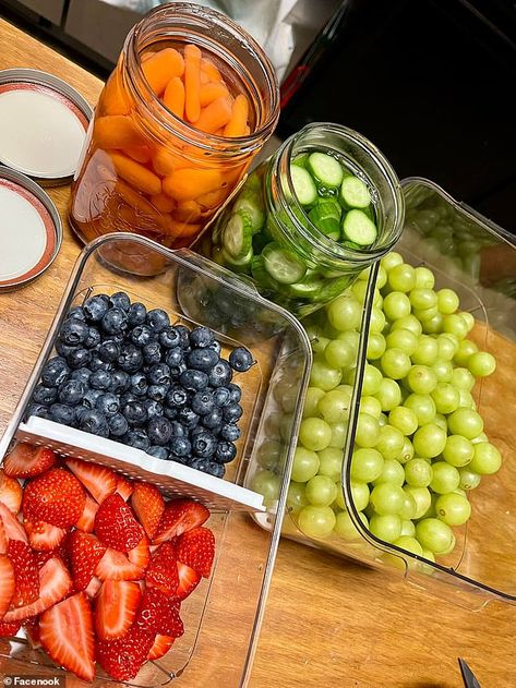 Fresh Fruit Storage, Fridge Vegetables Storage, Veggie Storage, Fruit Container, Storing Fruit In Fridge, Fruit And Veggie Prep, Veggie Prep And Storage, Meal Prep Veggies For The Week, Store Fruit