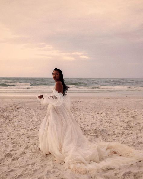 Wedding Dress In Ocean, Small Beach Wedding Dress, Beachy Wedding Dress Beach Styles, Beachy Wedding Dress Boho, Ocean Wedding Dress, Coastal Wedding Dress, Beachy Wedding Dress, Bridal Era, Sun Wedding