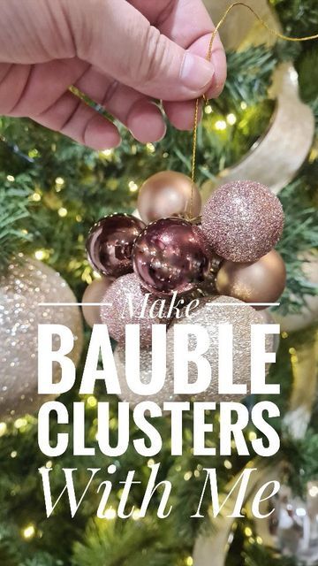 Natal, Christmas Tree With Garland Ideas, Diy Bulb Garland Christmas Balls, Christmas Decorations With Baubles, Simple Christmas Tree With Ribbon, Baubles Decorations Ideas, How To Decorate Xmas Tree, Under Tree Decorations Xmas, Christmas Tree Ball Ornaments