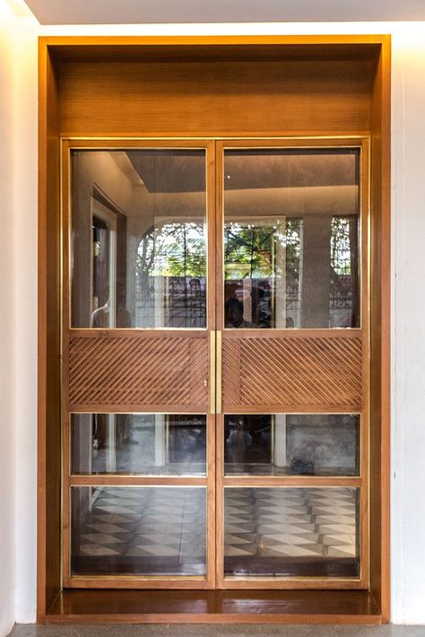 Wooden Sliding Partition, Wooden Glass Door, Wooden Partition, Glass Entrance Doors, Modern Entrance Door, Doors Interior Modern, Pooja Room Door Design, 카페 인테리어 디자인, Door Gate Design