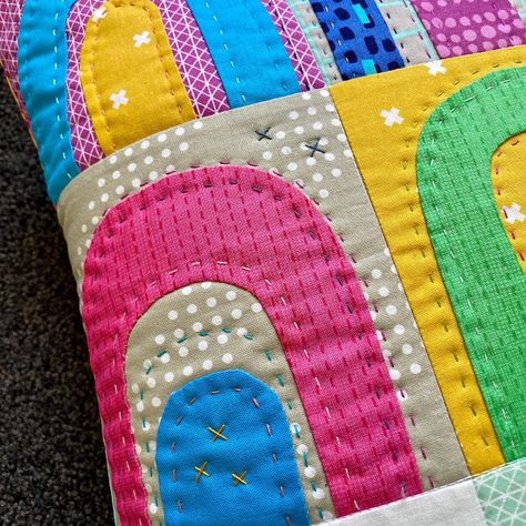 Rainbow Cushion - Samelia's Mum - A Quilting Journey by Anorina Improv Patchwork, Jo Avery, Rainbow Cushion, Stitching Diy, Free Quilting Patterns, Applique Cushions, Quilted Pillow Covers, Fabric Books, Appliqué Quilts