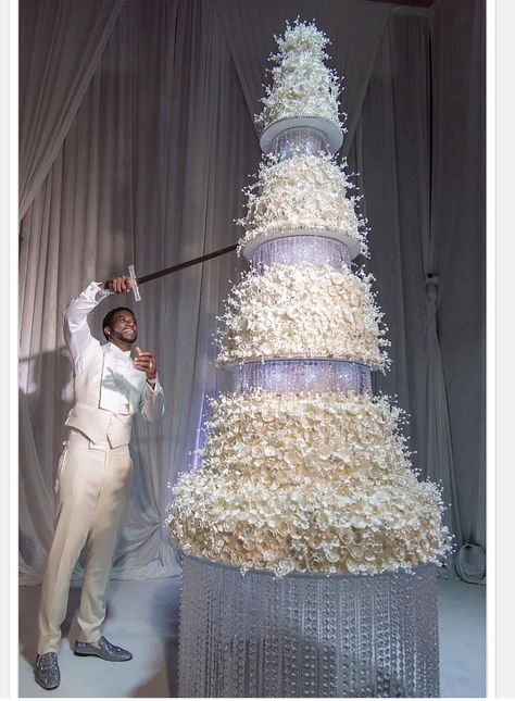 This cake is 10ft high and cost $75,000.!!! Gucci Mane Wedding, Huge Wedding Cakes, Fancy Wedding Cakes, Extravagant Wedding Cakes, Big Wedding Cakes, Luxury Wedding Cake, Extravagant Wedding, Amazing Wedding Cakes, Gucci Mane