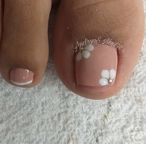 Best 14+ simple toe nails designs you must try this year Nail Designs For Feet Toenails Art Ideas, Pedicures With Designs, Floral Pedicure Designs, Pedicure With Flower Design, Toenail Art Designs Summer, Spring Pedicure Ideas Toenails Simple, Nails Feet Design, Floral Pedicure, Toes Nails Designs