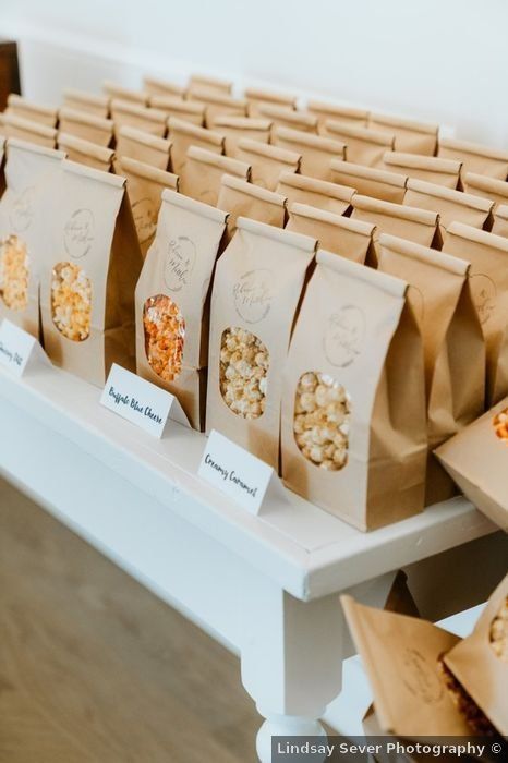 Pre Wedding Snack Ideas, Snack Bags For Wedding Guests, Mini Popcorn Bags, Business Food Ideas Snacks, Wedding Food Booth Ideas, Pre Ceremony Snacks, Wedding Snack Station, Wedding Food Favors, Popcorn Doorgift