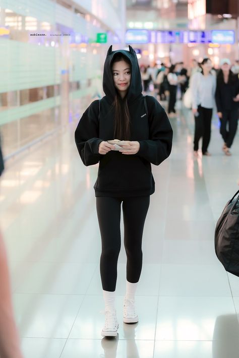 Jennie Airport Style, Airport Fashion Kpop, Korean Airport Fashion, Jenny Kim, Airport Fits, Bratz Inspired Outfits, Outfit Korean, Fashion Idol, Icn Airport