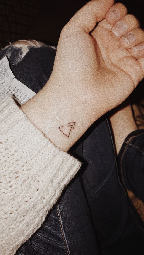 New small tattoo! Upper arrow: progress, moving forward; open delta means openness to change. Stay open to change, keep moving forward. Keep Moving Forward Tattoo, Delta Tattoo, Forward Tattoo, Simple Arrow Tattoo, Simbols Tattoo, Change Tattoo, Moving On Tattoos, Tattoo Arrow, New Beginning Tattoo