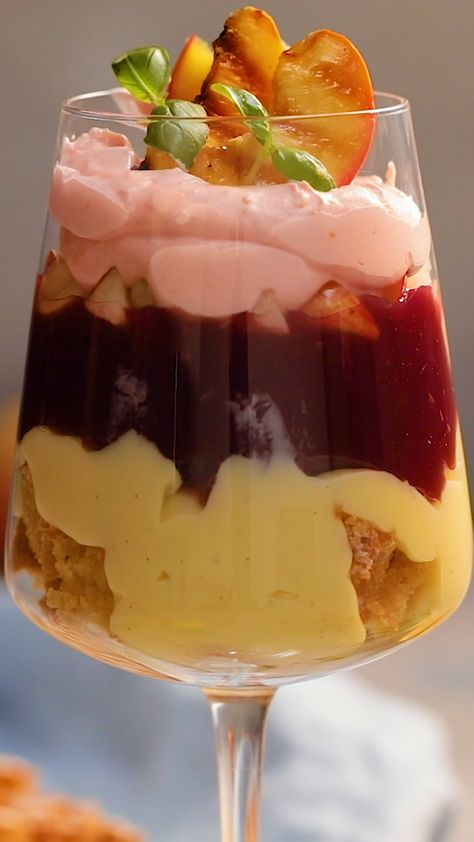 Quand ton dessert se prend pour un cocktail ça donne ce trifle à la Sangria que tu dégusteras au soleil tout l'été. Cette recette de trifle facile est rapide à réaliser et vaut carrément le détour ! Dessert In Glasses Ideas, Spanish Sangria, Brownie Recipe Video, Glass Desert, Desserts In A Glass, Dessert Original, English Summer, Trifle Recipe, Almond Cakes