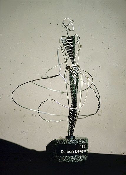 This design award depicts the human figure, it shows wire winding around the body as well as solid metal shapes cut in sharp edges to create the shape of the body. Fashion Awards Trophy, Award Trophy, Award Ideas, Vietnam Art, Trophy Design, Art Statue, Awards Trophy, Fashion Figures, Human Design